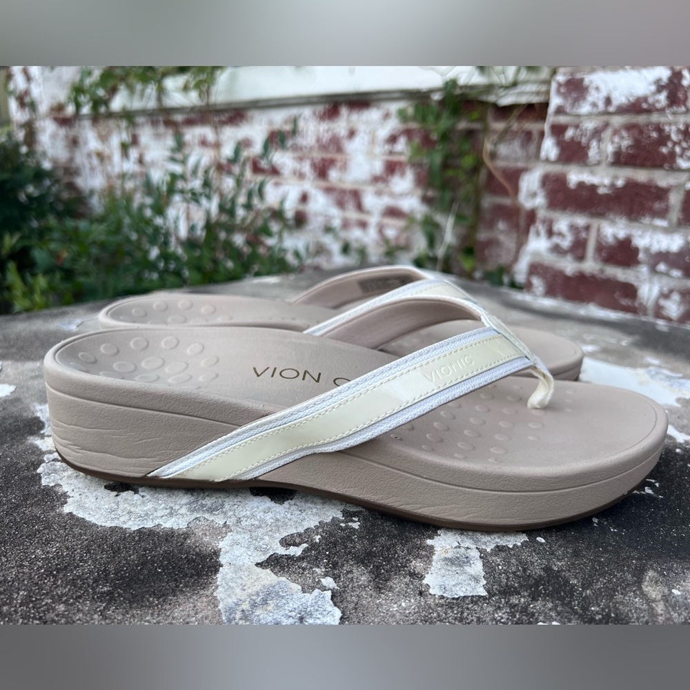Vionic High Tide Sandals Womens 10 Beige Arch Support Wedge Orthotic Flip Flops